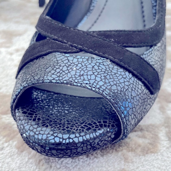 BCBGeneration Crackle Finish Suede Platform Peeptoe Pumps Navy/Black 8M NWOT - Picture 5 of 15